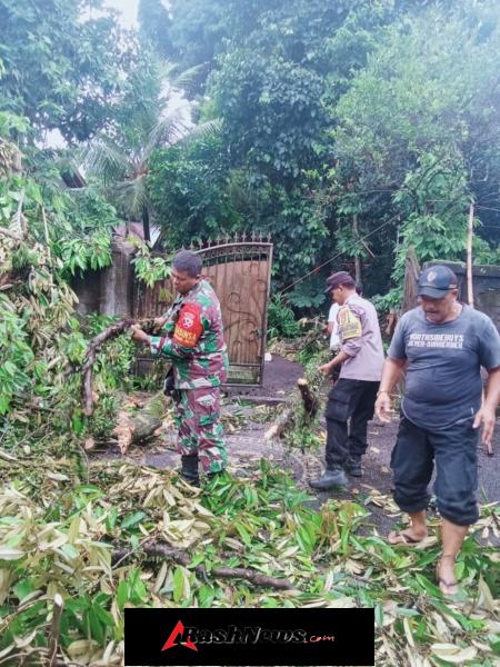 Polisi Hadir di Tengah Warga, Tanggapi Cepat Pohon Durian Tumbang di Tegallalang