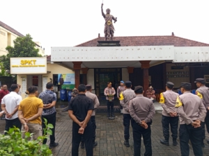 Kapolsek Dentim Ajak Personel Bekerja Ikhlas dan Disiplin dalam Apel Jam Pimpinan