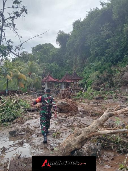 Gercep, Babinsa Sakti Turun Lokasi Cek Kondisi Longsor Di Area Pura Ulun Danu