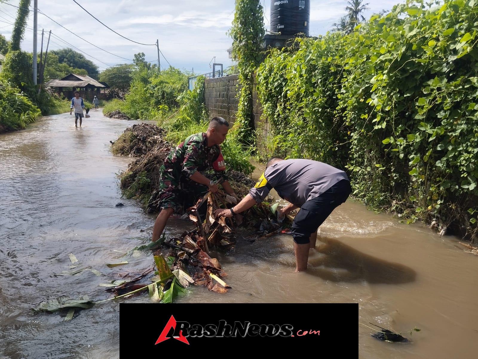 Cegah Bencana, Bhabinkamtibmas Keramas Kolaborasi Bersihkan Saluran Air Bersama TNI Dan Warga