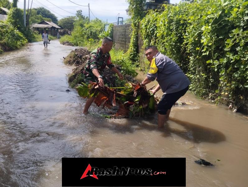 Cegah Bencana, Bhabinkamtibmas Keramas Kolaborasi Bersihkan Saluran Air Bersama TNI Dan Warga