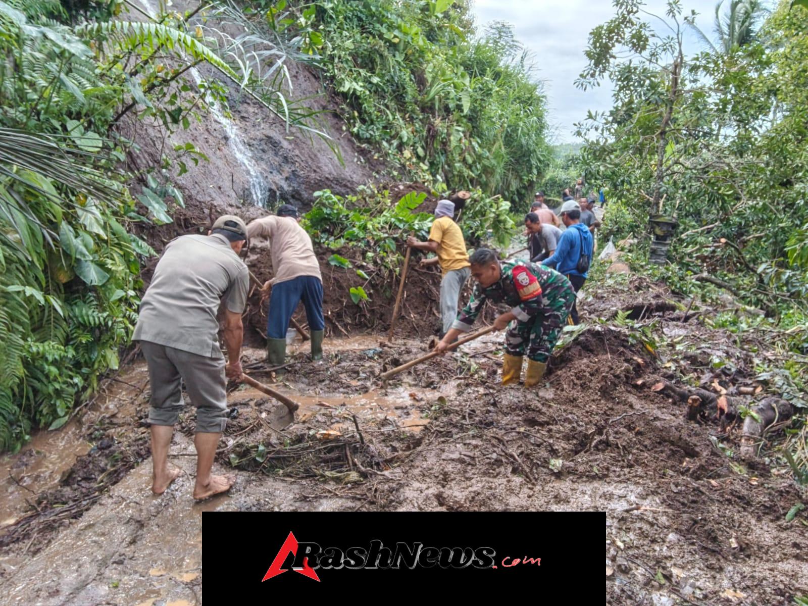 “Hadir di Tengah Kesulitan Rakyat, Babinsa Koramil Busungbiu Pimpin Pembersihan Jalur Pasca Longsor”