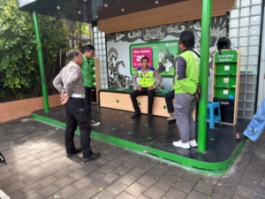 Sat Lantas Polres Bandara Ngurah Rai Imbau Driver Tertib Berlalu Lintas di Tengah Cuaca Buruk