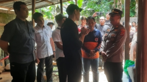 Kapolsek Dawan Dampingi Wakil Bupati Klungkung Tinjau Korban Pohon Tumbang.