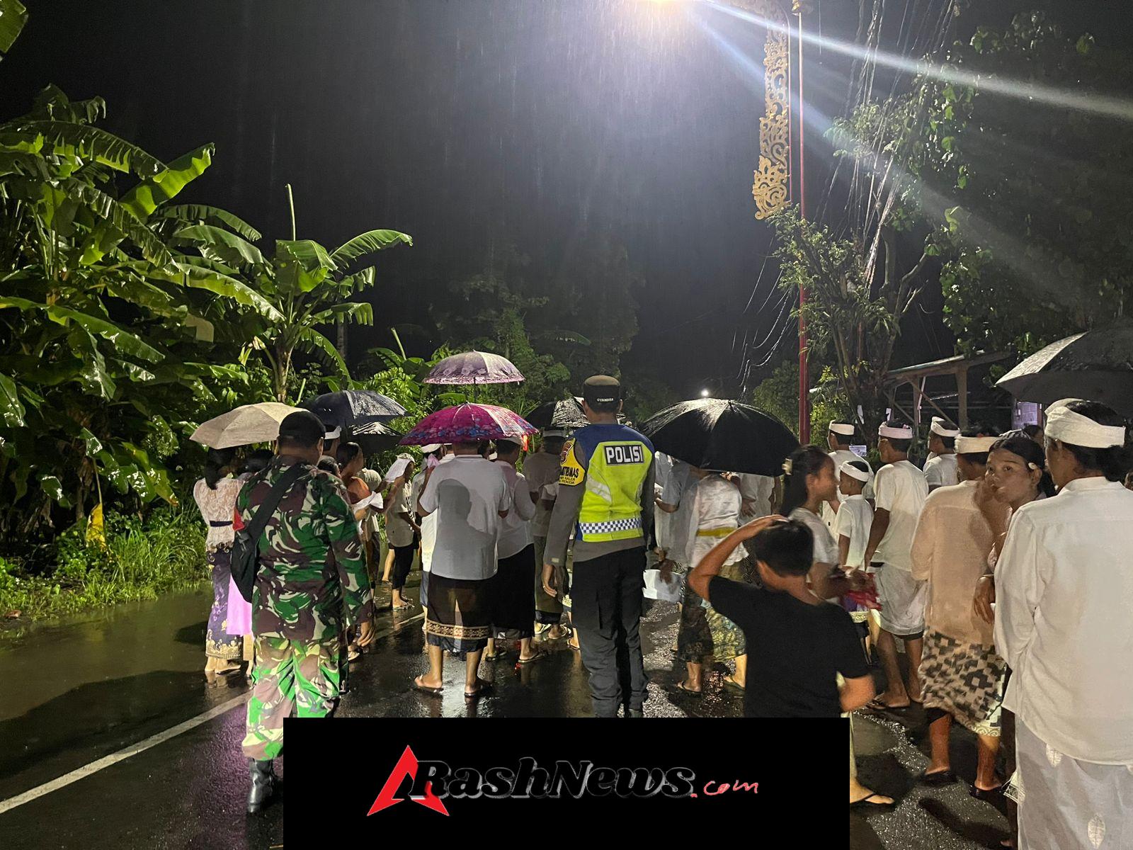 Bhabinkamtibmas Kutampi Kaler Amankan Sesolahan Aci Sanghyang Jaran di Nusa Penida.