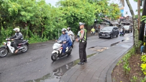 Polsek Kuta Utara Antisipasi Kepadatan Arus Lalin Pagi Hari Saat Musim Hujan
