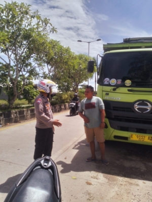 Bhabinkamtibmas Mengwitani Berikan Edukasi Larangan Parkir Kepada Sopir Truk di Jalur Terminal Mengwi