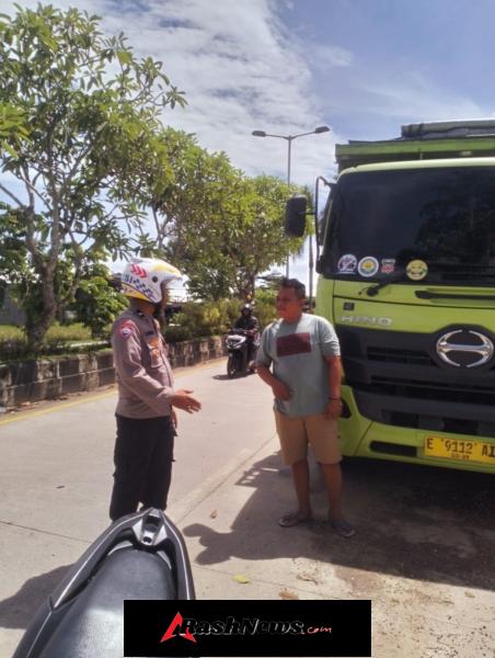 Bhabinkamtibmas Mengwitani Berikan Edukasi Larangan Parkir Kepada Sopir Truk di Jalur Terminal Mengwi