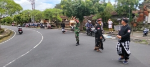 Babinsa Belega Hadir Dukung Kelancaran Upacara Ngaben di Wilayah Binaan