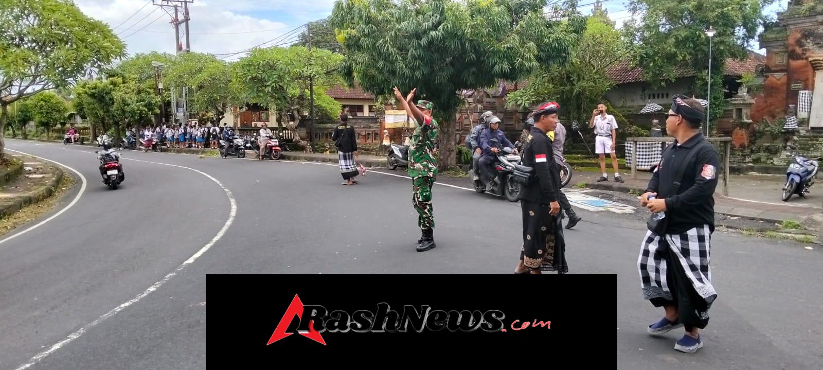 Babinsa Belega Hadir Dukung Kelancaran Upacara Ngaben di Wilayah Binaan