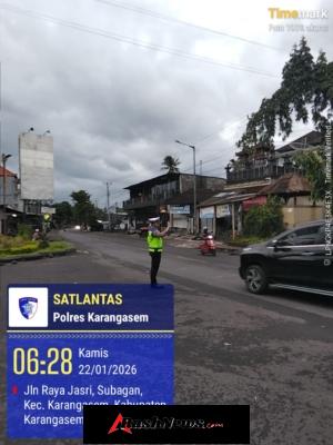 Unit Turjawali Sat Lantas melaksanakan Pengaturan dan Penjagaan di Pos 3 Patung Salak Jasri