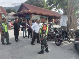 Babinsa Ramil 1602-01/Ende Ajak Masyarakat Jaga Ketertiban Saat Penataan Pasar
