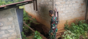 Pantau Titik Rawan Longsor, Babinsa Desa Rehak Masuk Keluar Rumah Warga Pastikan Keamanan Struktur Bangunan di RT 002