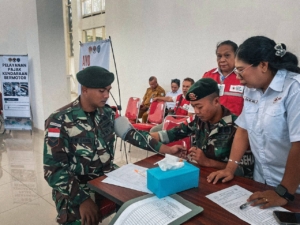 Bersama PLBN Wini, Satgas Pamtas Yonarhanud 2 Kostrad Adakan Donor Darah