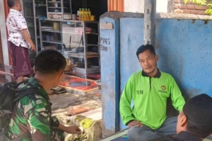 Melalui Komsos, Babinsa Tembeng Putik Ingatkan Warga Bahaya Longsor dan Banjir