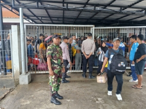 Kapal Tidar Bersandar Babinsa Lakukan Pengawasan Penumpang