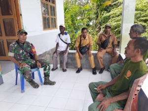 Melalui Komsos, Babinsa Pantau Situasi Wilayah Binaan di Alor Tengah Utara