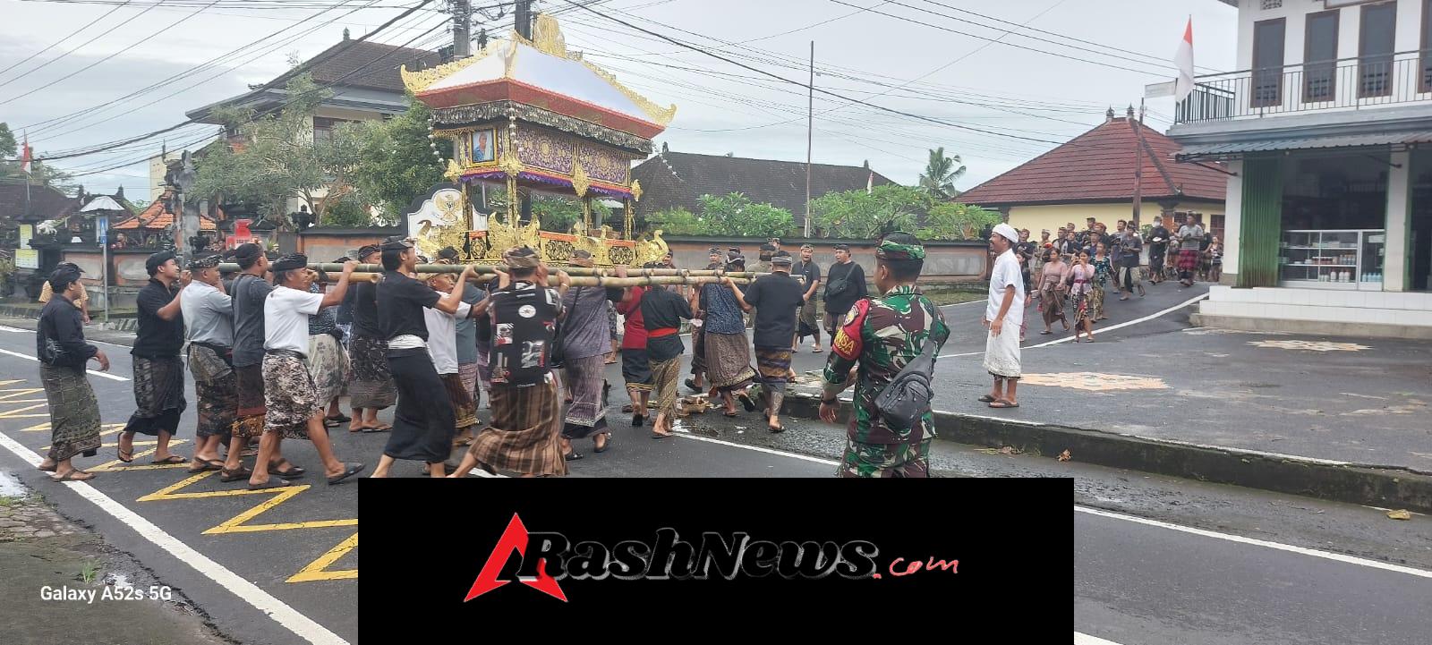 Pastikan Pengabenan Aman Dan Lancar, Babinsa Tohpati Gelar Pengamanan Bersama Bhabinkamtibmas Dan Pecalang