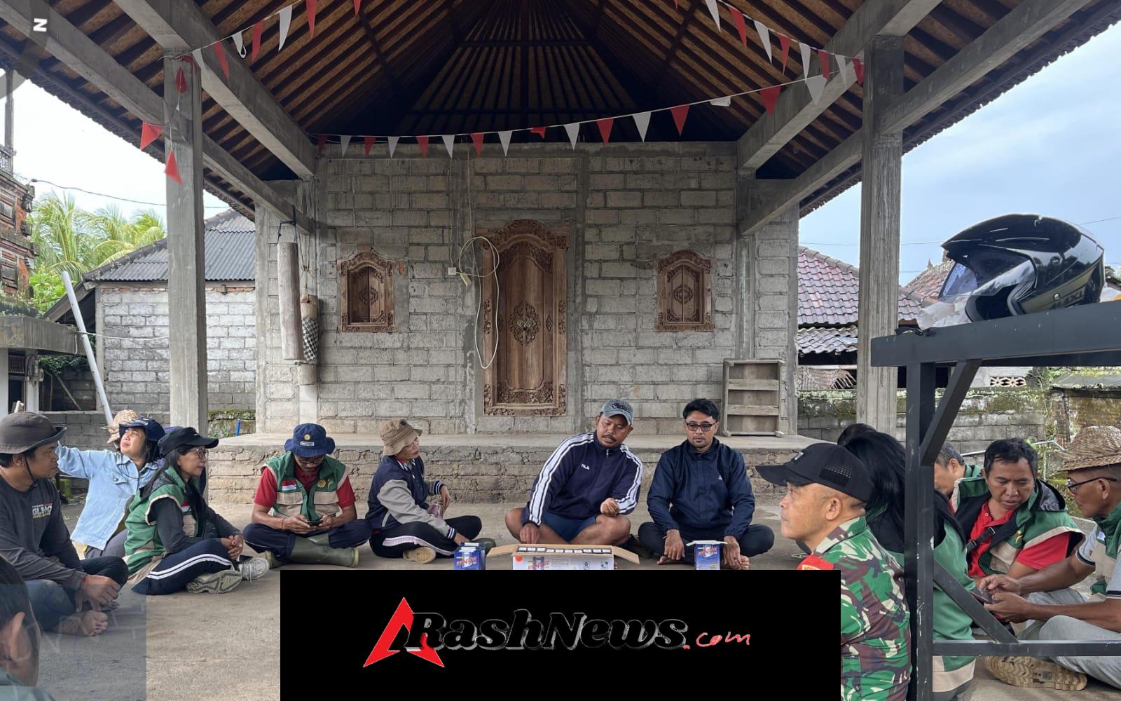 Tegaskan Komitmen TNI Sukseskan Hanpangan, Babinsa Bakas Turun Sawah Dampingi Petani Terima Obat Pertanian