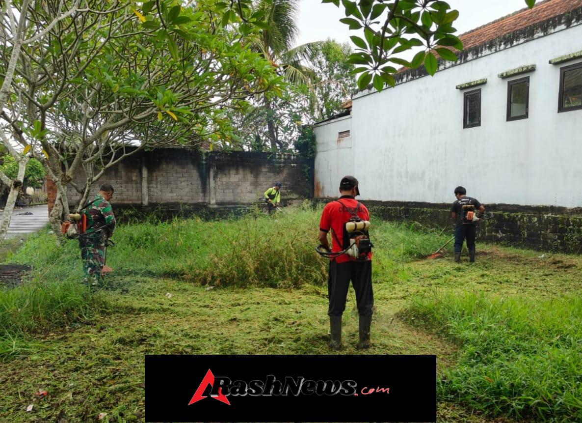 Peduli Kebersihan dan Keselamatan Warga, Babinsa Belumbang Aktif dalam Kerja Bakti Desa