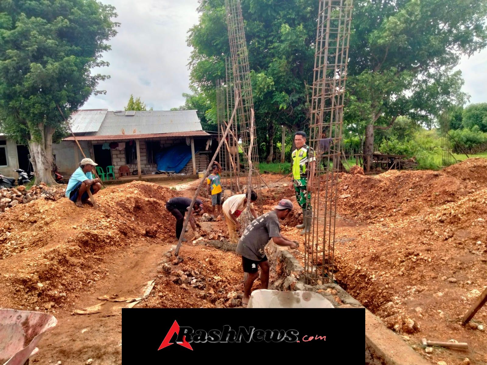 Babinsa Koramil 1627-01/Ba’a Awasi Progres Fondasi KDKMP di Lekunik