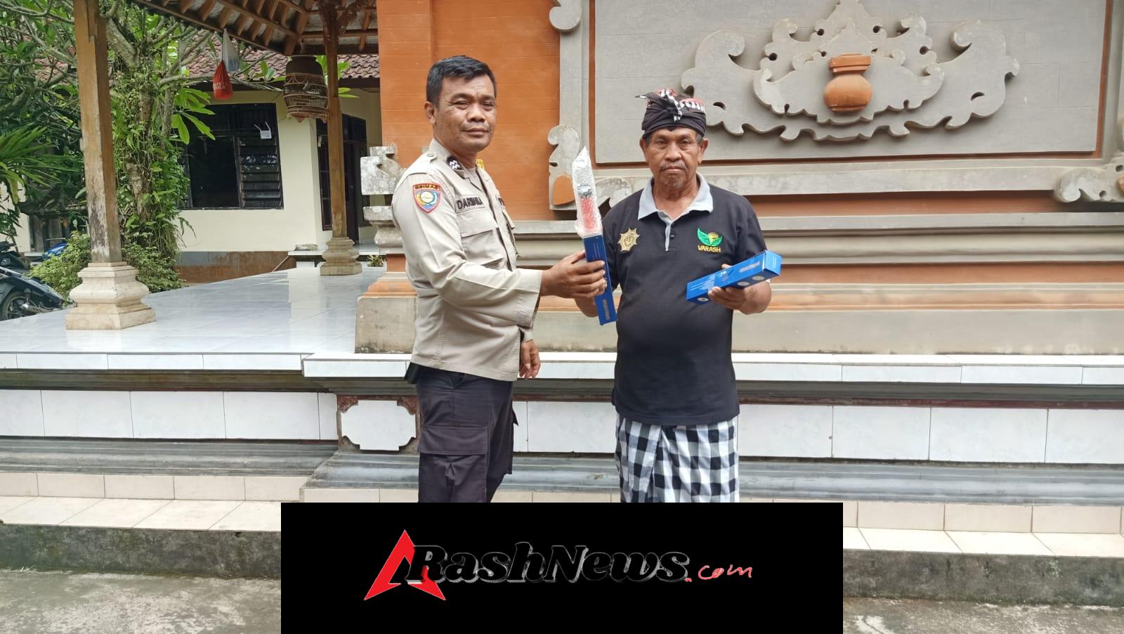 Bhabinkamtibmas Desa Cau Belayu Menyerahkan Sarana Kontak Kepada Pecalang Dan Linmas