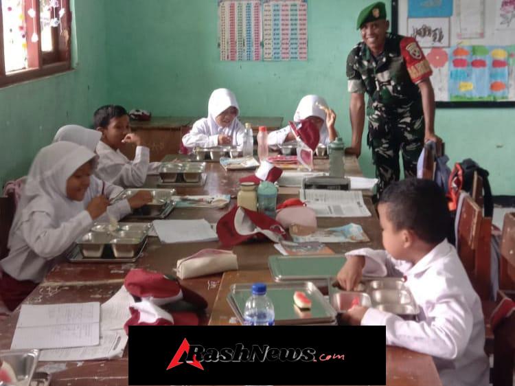 Pastikan Tepat Sasaran, Babinsa Loli Awasi Penyaluran MBG