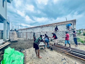 Bersama Masyarakat, TNI Hadir Bangun Kekompakan Lewat Perbaikan Masjid Aeramo