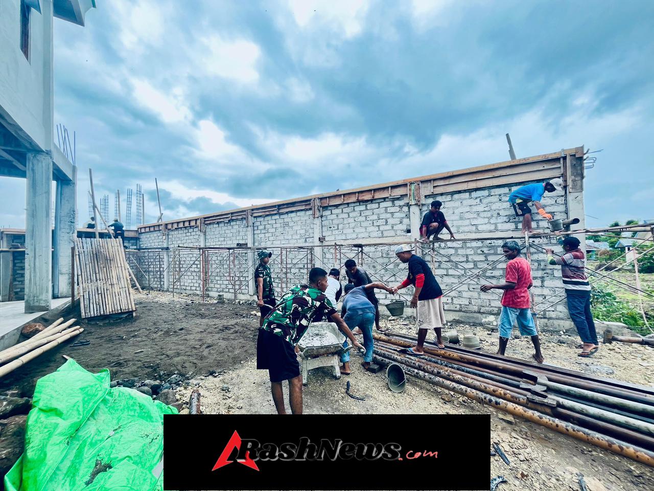 Bersama Masyarakat, TNI Hadir Bangun Kekompakan Lewat Perbaikan Masjid Aeramo