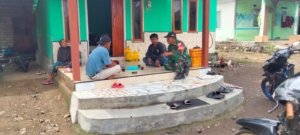 Jalin Kedekatan dengan Masyarakat, Babinsa Kokarlian Laksanakan Komsos