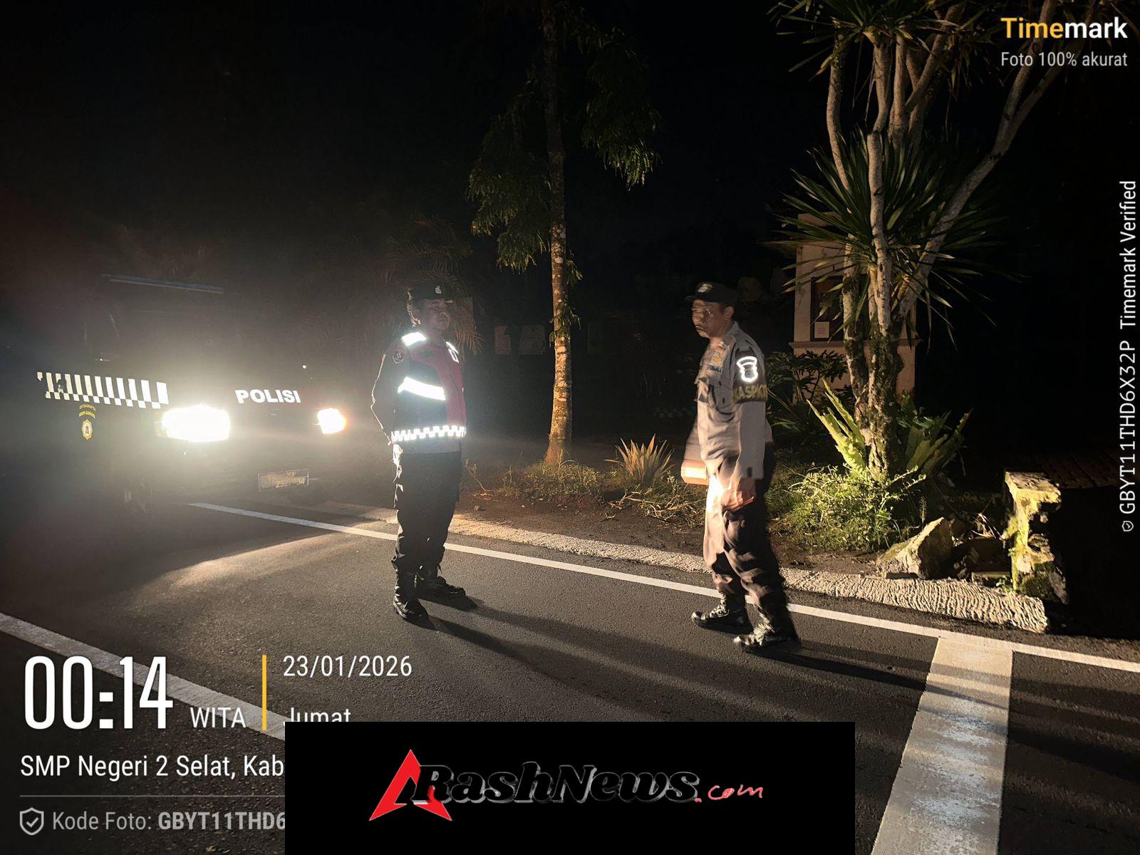 Polsek Selat Laksanakan Blue Light Patrol untuk Tingkatkan Keamanan Wilayah