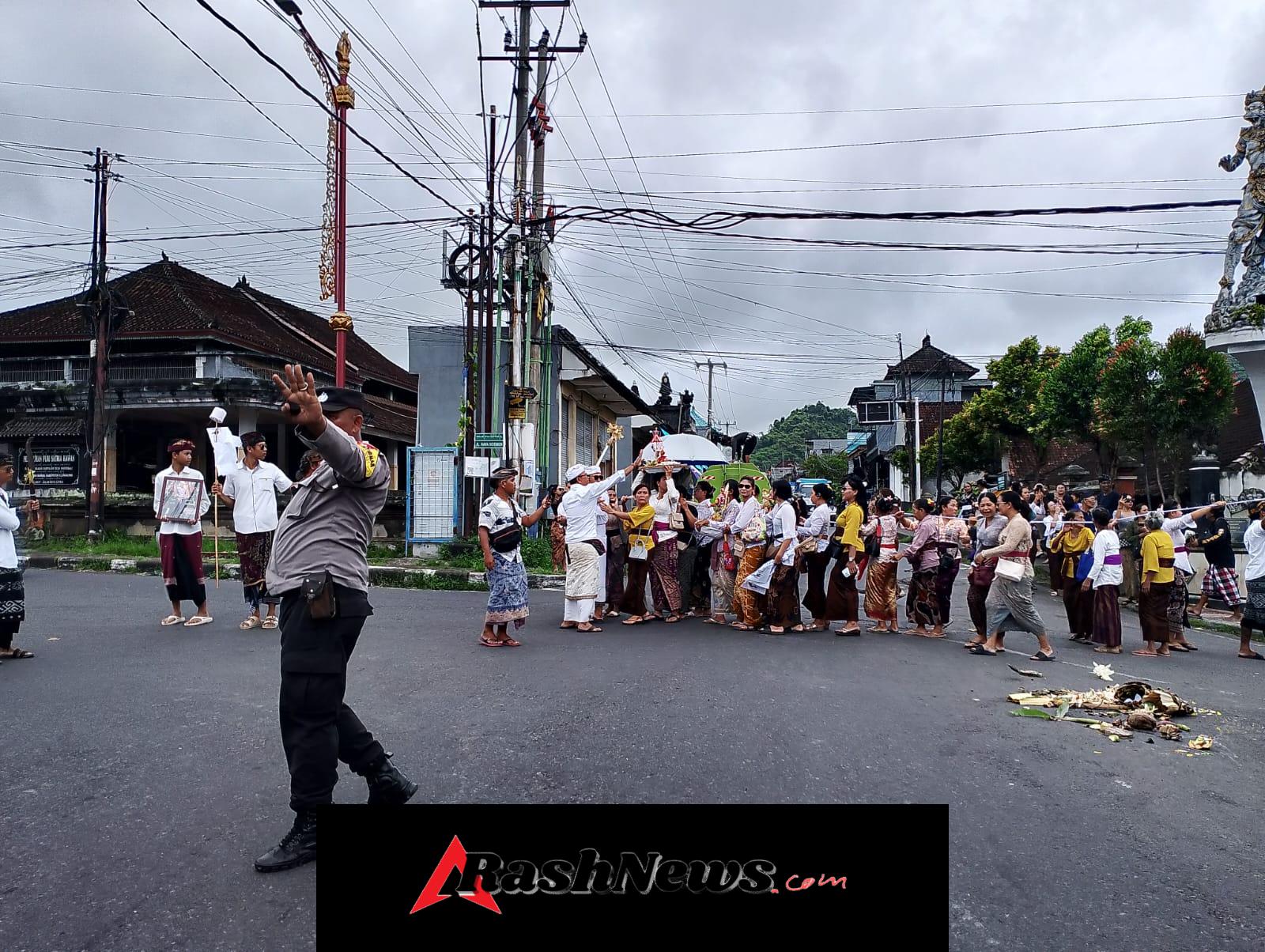 Bhabinkamtibmas Desa Paksebali Atensi Giat Pelebon di Puri Satria Kanginan.