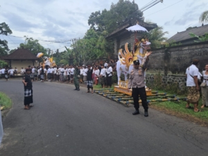 Bhabinkamtibmas Desa Bungbungan Amankan Upacara Pitra Yadnya Warga.
