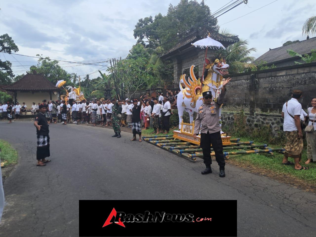 Bhabinkamtibmas Desa Bungbungan Amankan Upacara Pitra Yadnya Warga.