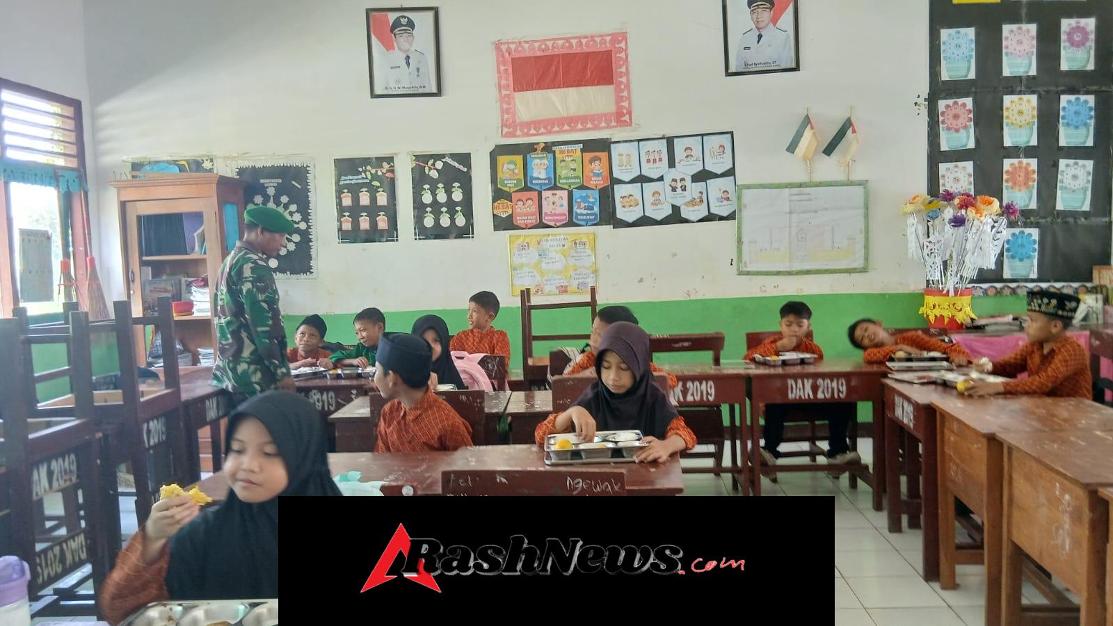 Dukung Gizi Anak Sekolah, Babinsa Kelurahan Kuang Kawal MBG di Taliwang