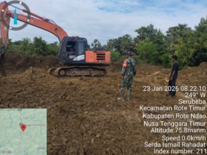 Babinsa Koramil 1627-02 Pantai Baru Kawal Penggalian Fondasi KDKMP