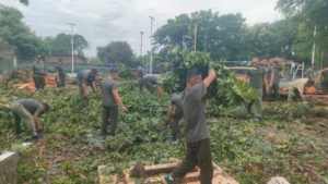 Personel Kodim 1614/Dompu Laksanakan Jumat Bersih Dipimpin Pasi Ops