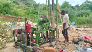 Babinsa Pastikan Pembangunan Sumur Bor BNPB Berjalan Aman dan Lancar di Nagekeo