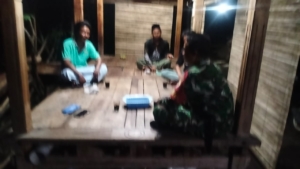 Ciptakan Kamtibmas Kondusif, Sertu Muslihan Sambangi Warga Lewat Komsos Malam Hari