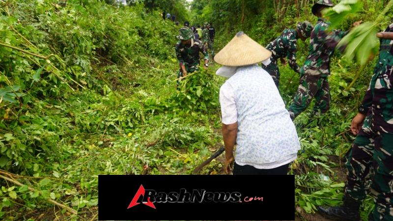 Kerja Nyata TNI di Tengah Rakyat, Yonif TP 834/WM Bersihkan Saluran Air Kota Danga