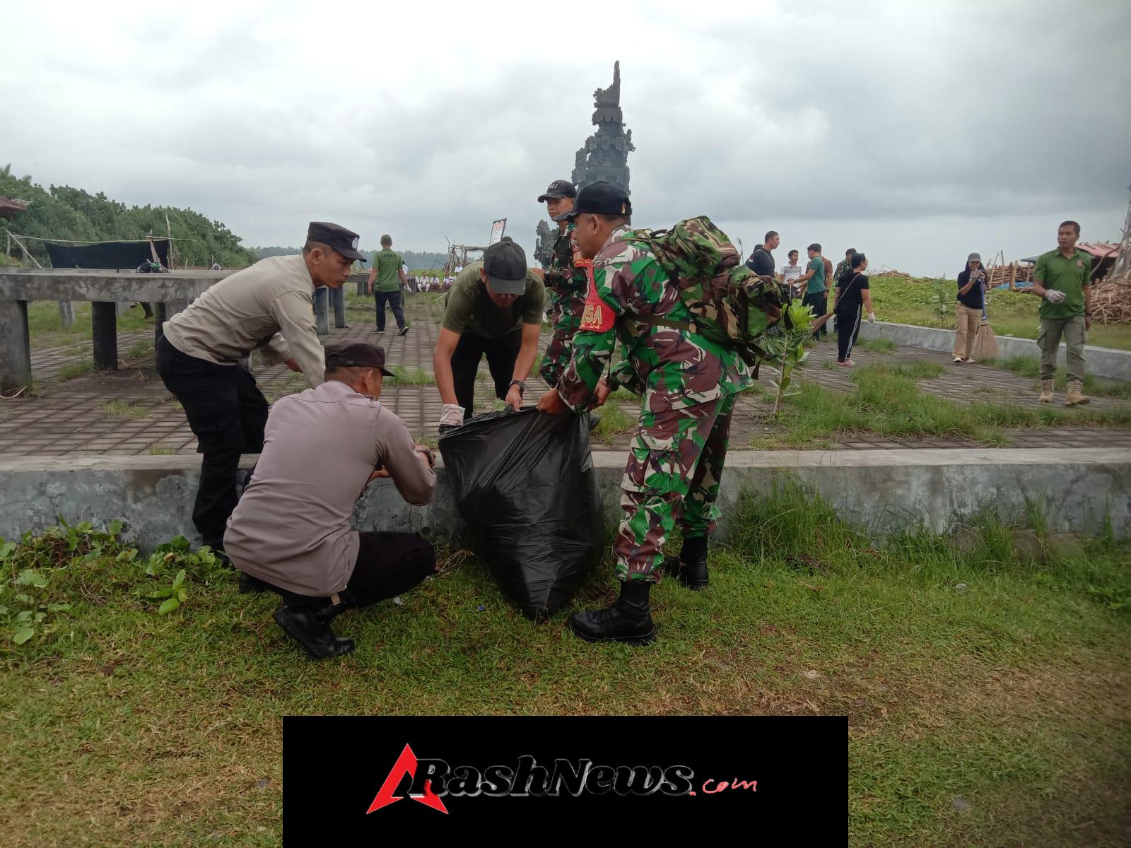 Jaga Kelestarian Ekosistem Pantai, Danramil Pekutatan Gandeng Lintas Sektor Gelar Kerja Bakti