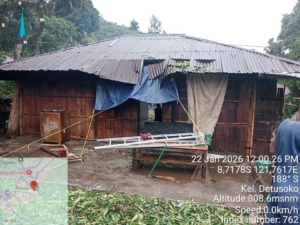 Cuaca Ekstrem Landa Detusoko, Babinsa dan Warga Bersinergi Tangani Dampak Pohon Tumbang