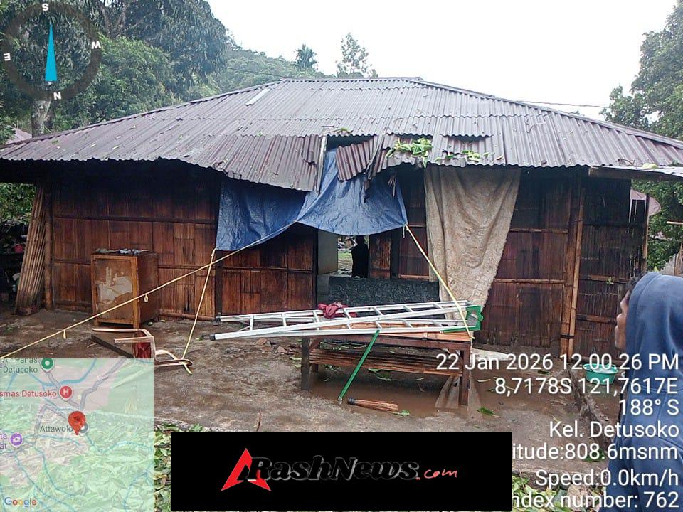 Cuaca Ekstrem Landa Detusoko, Babinsa dan Warga Bersinergi Tangani Dampak Pohon Tumbang