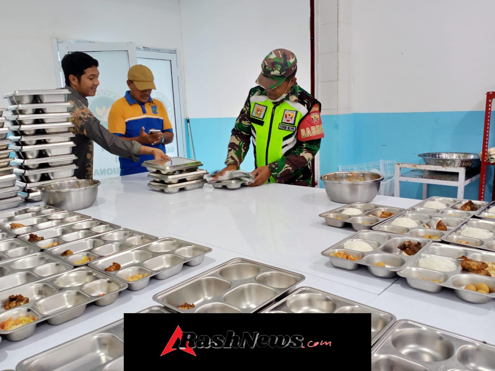 Babinsa Timu Kawal Pembagian Makan Bergizi