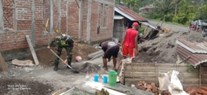 Babinsa Koramil 1602-01/Ende Laksanakan Monitoring Wilayah dan Komsos Bersama Warga