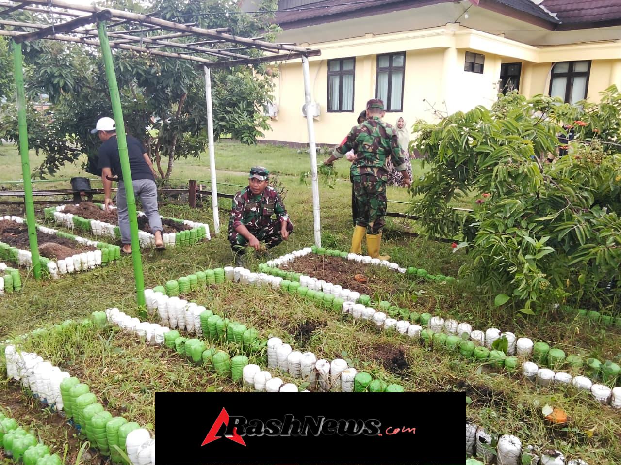 Pererat Sinergi, Babinsa Koramil 1628-01/Taliwang Laksanakan Gotong Royong di Brang Ene