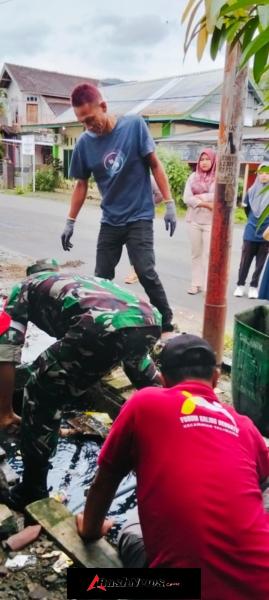 Serka Bustanuddin Pimpin Gotong Royong Bersihkan Parit di Depan Kantor Kelurahan Kuang