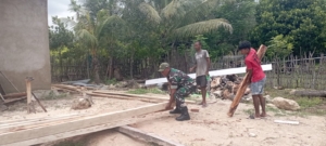 Babinsa Kodim 1601/Sumba Timur Hadir Bantu Warga Bangun Atap Rumah