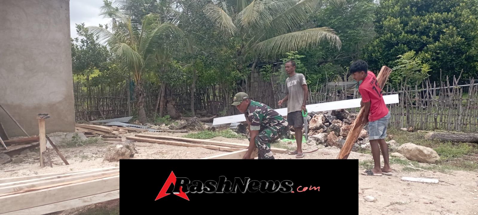 Babinsa Kodim 1601/Sumba Timur Hadir Bantu Warga Bangun Atap Rumah