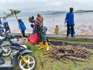 200 Orang Turun ke Pantai Kalaki dalam Aksi Gotong Royong Bersama